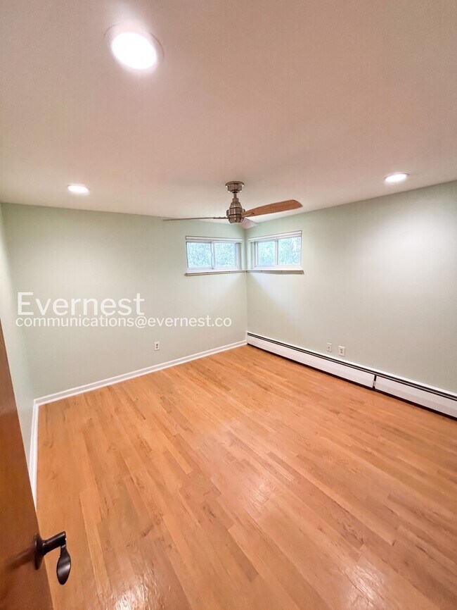 Building Photo - 4bed/2bath single family home in Denver with fenced yard/ Available now!