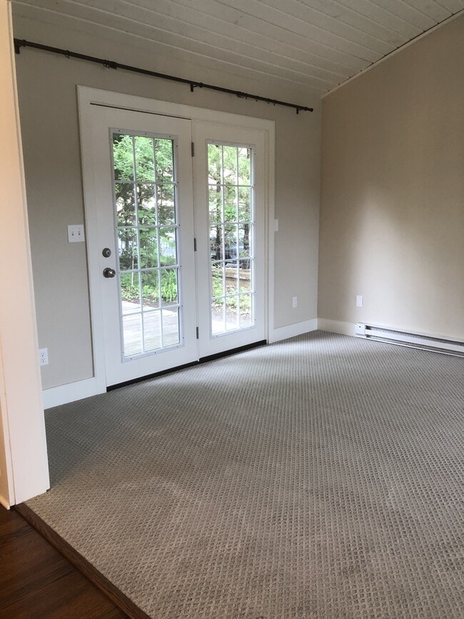 Building Photo - 615 Rice St E