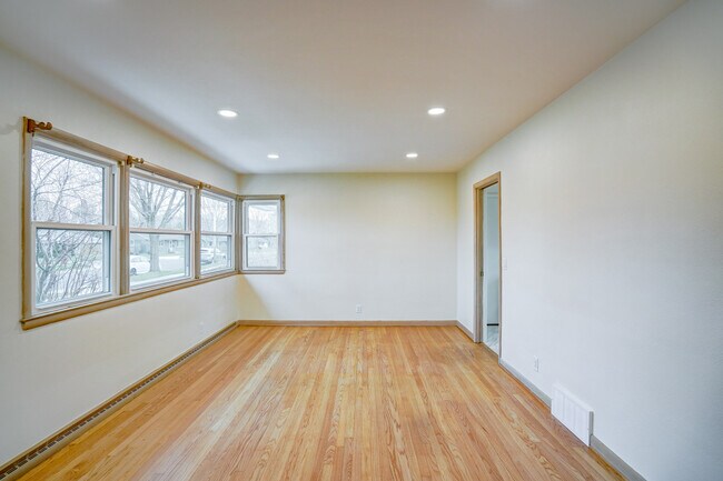 Large front living room - 460 Hilton Dr