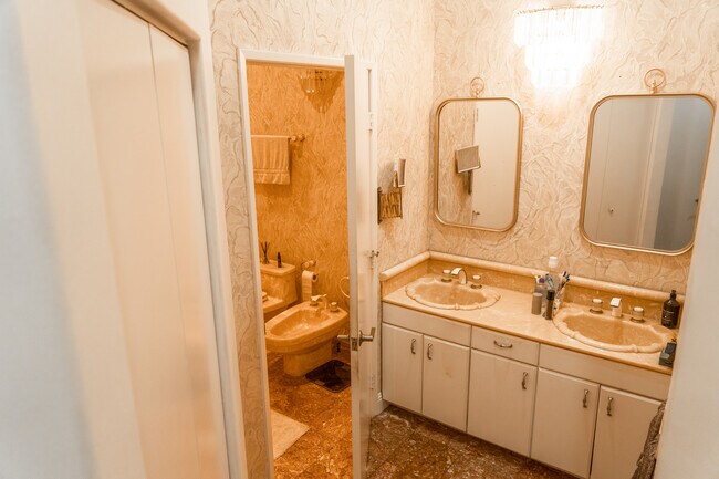 master bathroom - 840 N Croft Ave