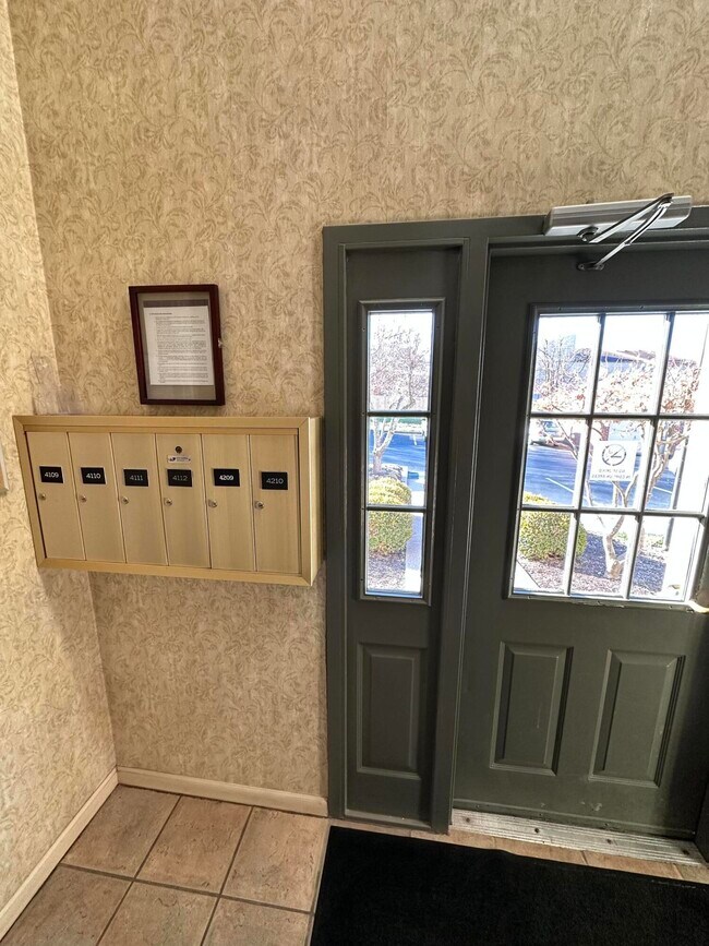 Building Photo - 600 Vincent Way