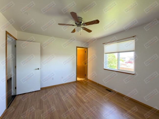 Building Photo - Single Family Home with 4 Bedrooms