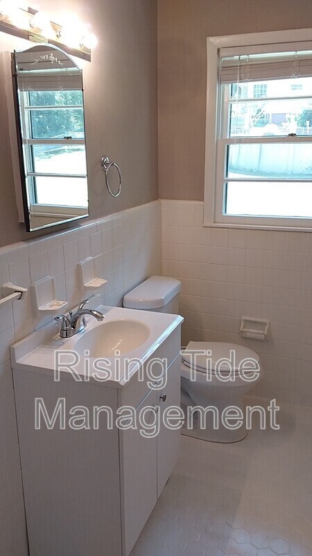 Building Photo - 129 12th Ct NW