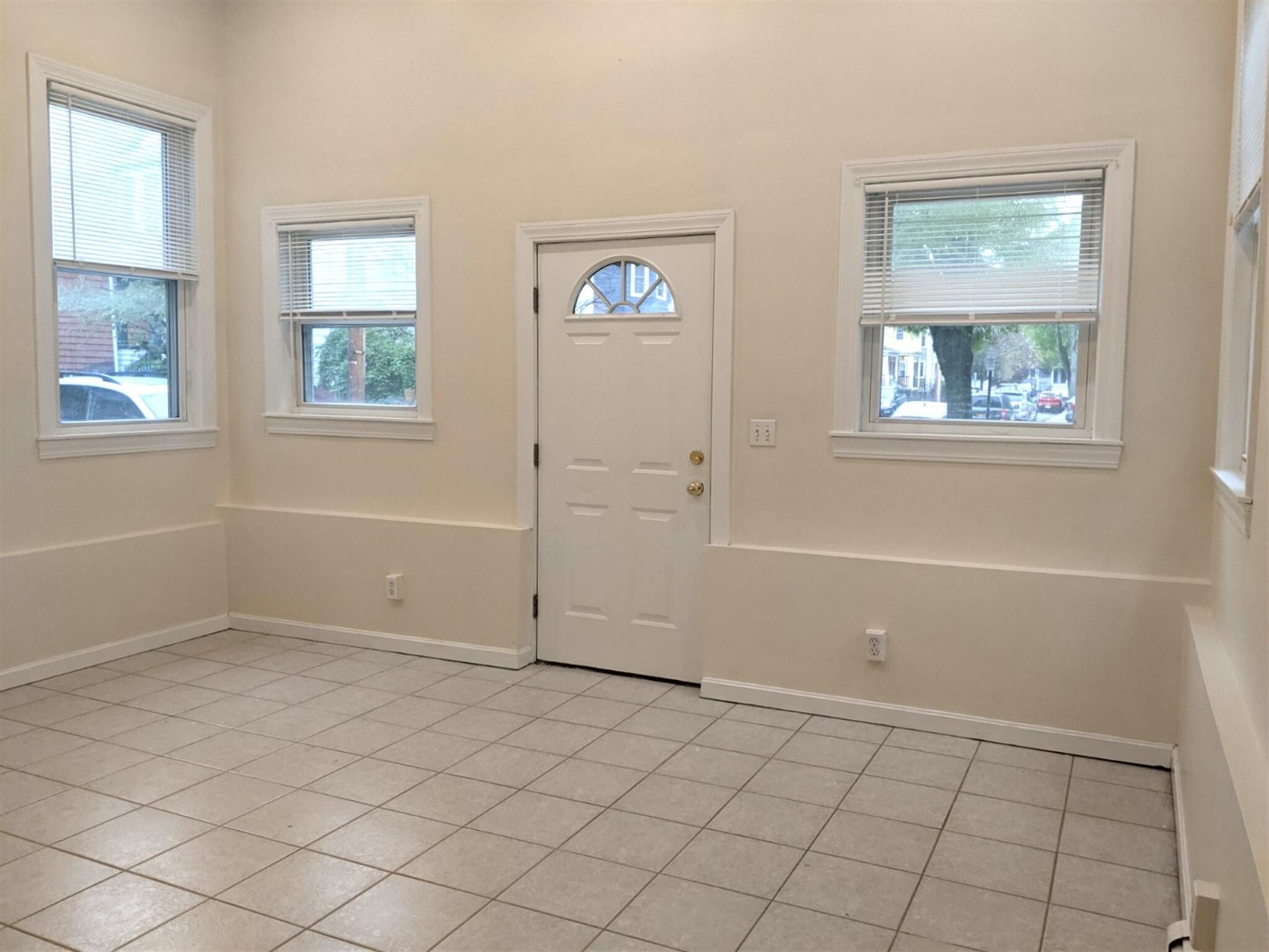 Building Photo - 83 Yorktown St