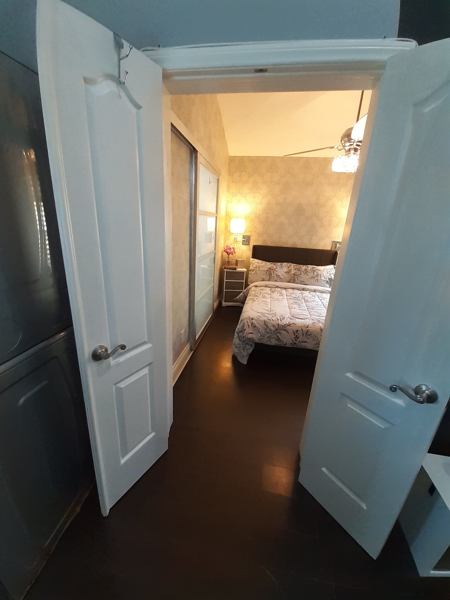 Bedford Entry, Queen Size Bed - 3437 Caspian Dr