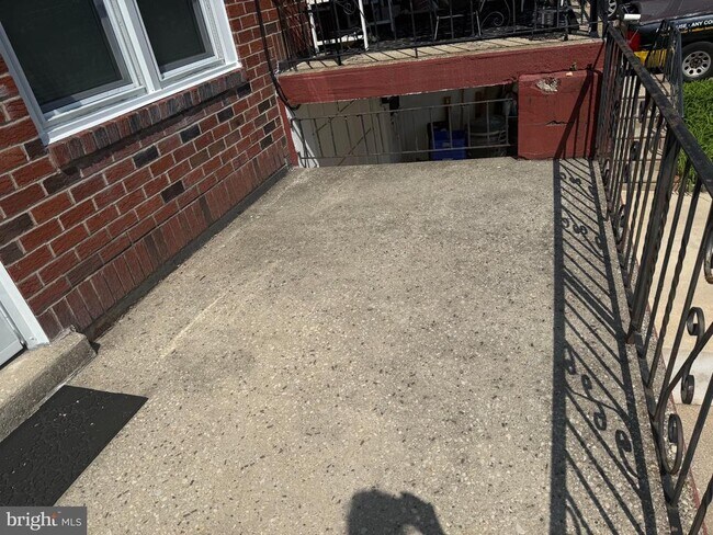 Building Photo - 320 Ripka St