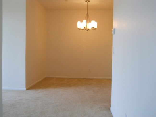 Building Photo - Beautiful 2 bedroom 2 bath town home plus ...