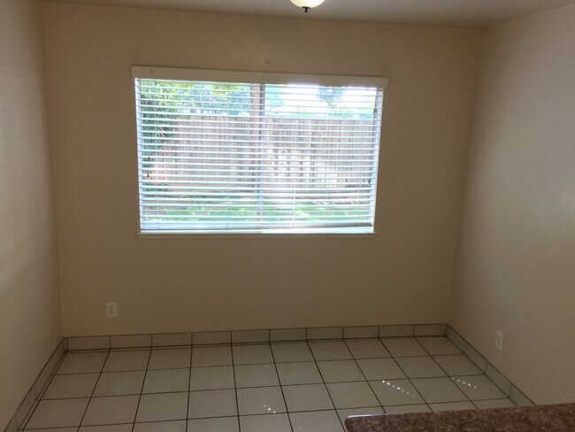 Building Photo - Spacious 3 bedroom condo with hardwood flo...