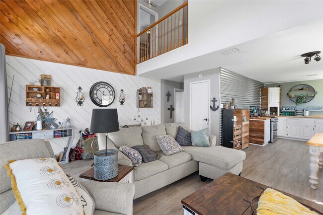 Building Photo - 10496 Summit Dr