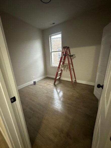 Building Photo - 2223 S Hamlin Ave