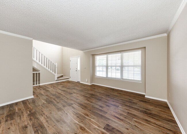 Building Photo - Stunning 5 Bedroom, 3.5 Bath Remodeled Hom...