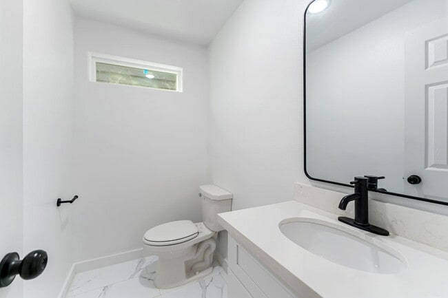 Building Photo - Stunning Duplex with Garage & Modern Finishes