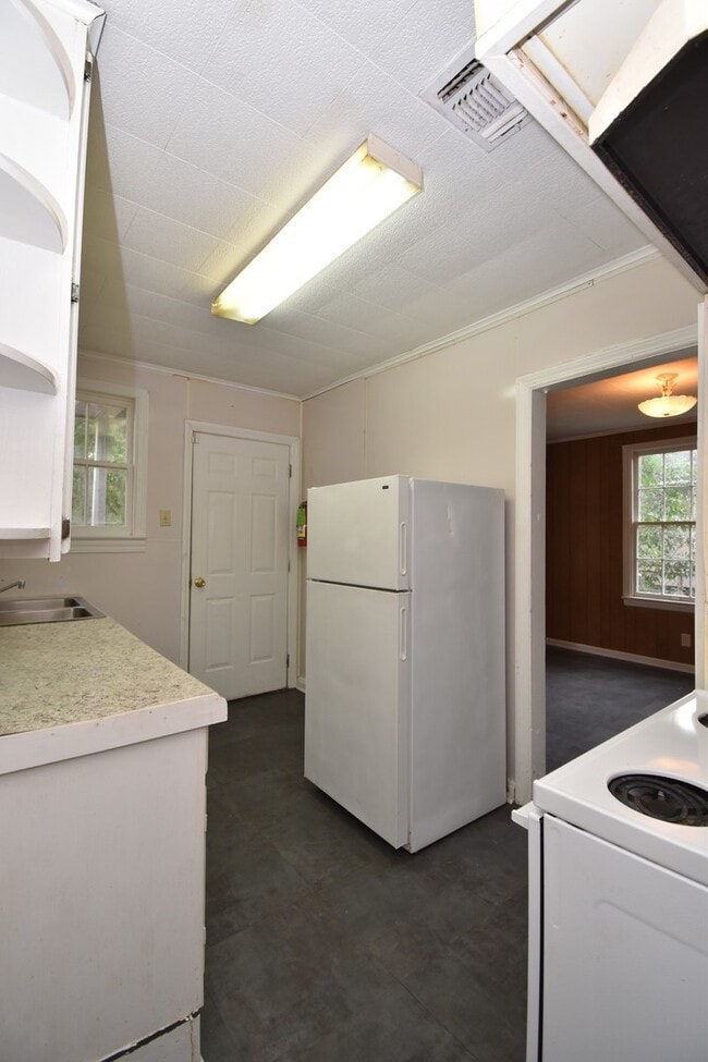 Building Photo - Spacious 3 Bedroom House