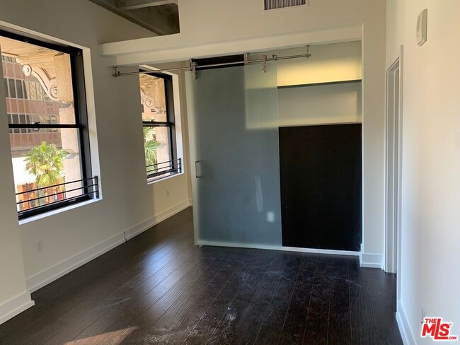 Building Photo - 727 W 7th St