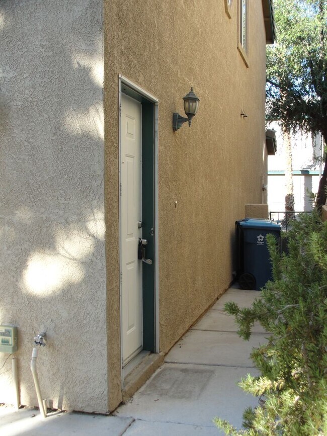 Building Photo - 5258 Steinbrenner Ln