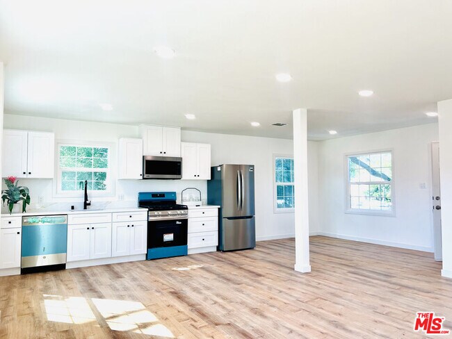 Building Photo - 938 W Glenoaks Blvd
