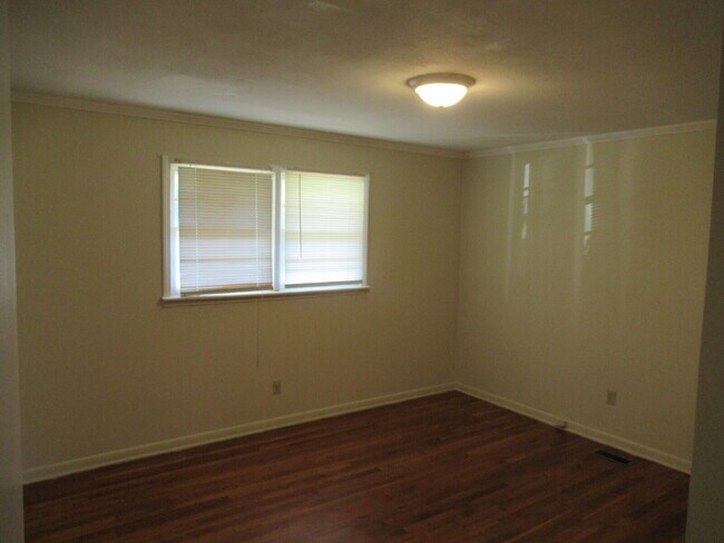 Building Photo - For Rent in the North Lincoln School District!