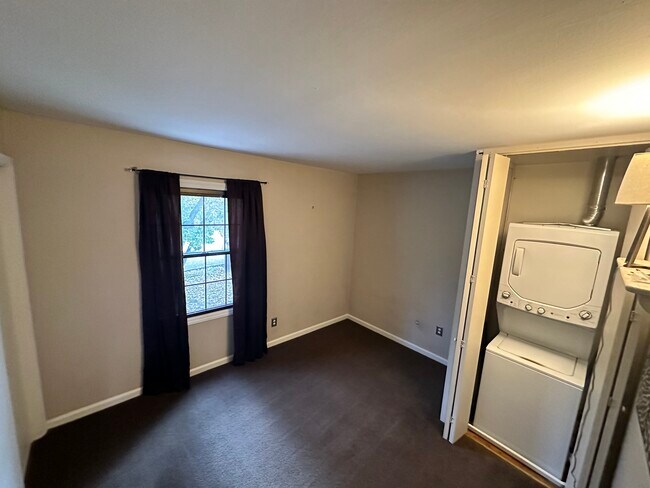 Building Photo - 658 Carriage Cir