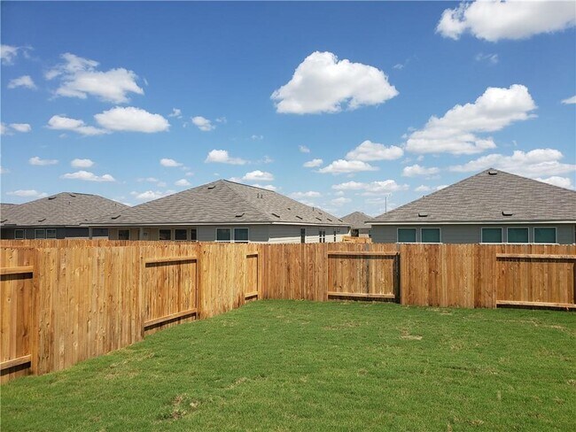 Building Photo - 104 Mountain Maple St