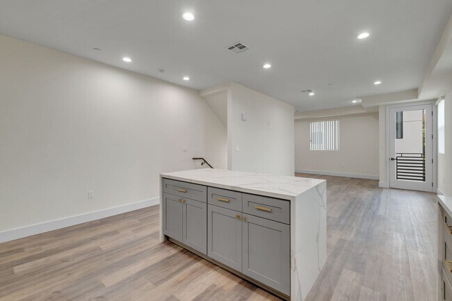 Building Photo - 4 Bed / 4 1/2 Bath Townhome in Sawtelle