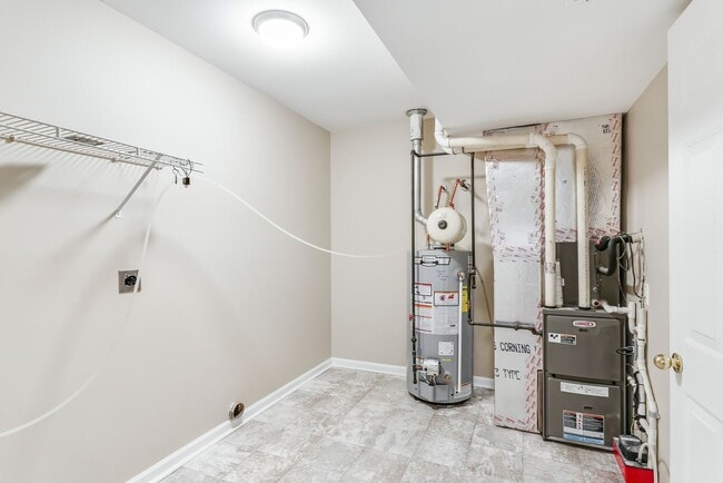 Building Photo - Three bedroom two bathroom end unit townhouse