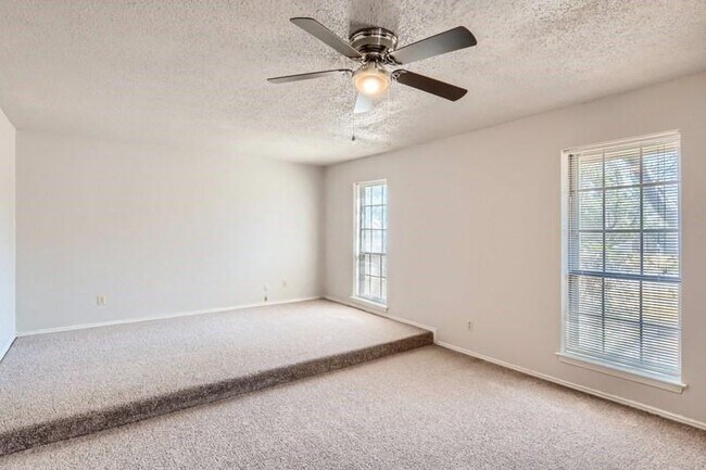 Building Photo - 427 Quintana Dr