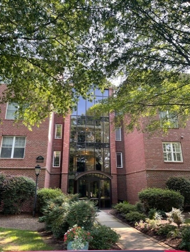Building Photo - 3 Bedroom Condo in Desireable Dilworth!