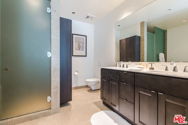 Building Photo - 6250 Hollywood Blvd