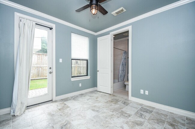 Building Photo - 2222 Hilshire Lake Dr