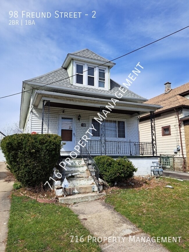 Building Photo - 2 bedroom upper plus bonus room available ...