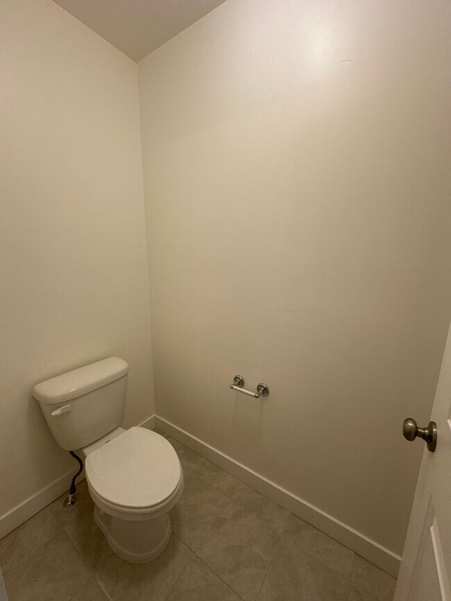 Building Photo - $800 Amazon Gift Card + 2 Weeks Rent Free! Beautiful 3 Bed 2.5 Bath Townhome in West Haven