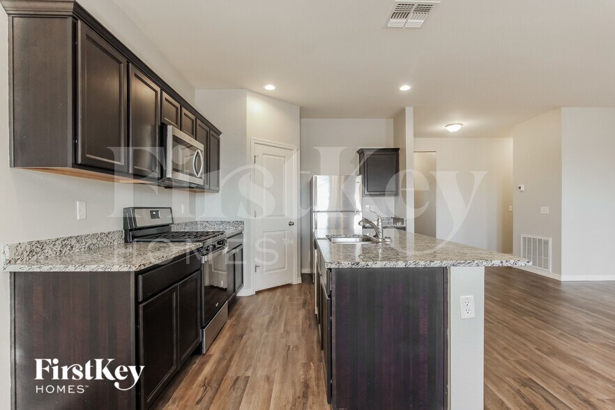 Building Photo - 20037 W Mesquite Dr