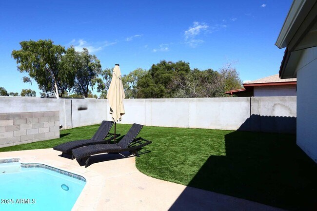 Building Photo - 2634 S Cottonwood Dr