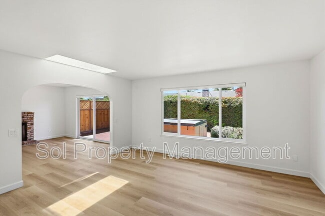 Building Photo - 905 Pellegrini St