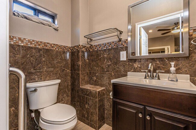 Building Photo - 527 Acacia St