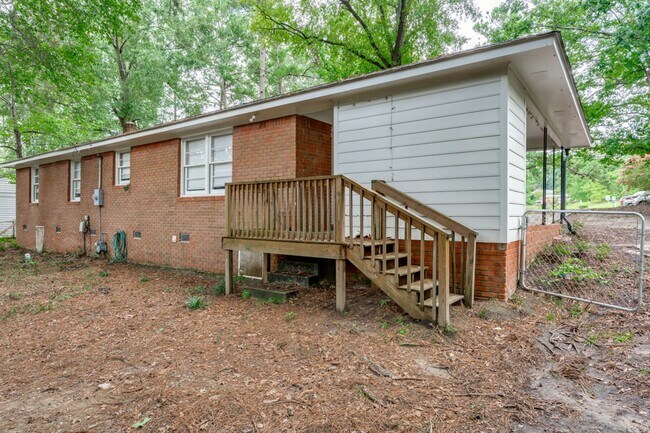 Building Photo - Renovated 3-Bed, 2-Bath Brick Home – Spaci...