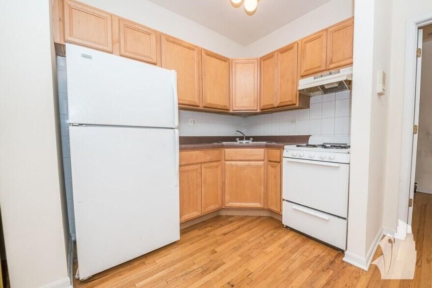 Building Photo - 910 W Dakin St