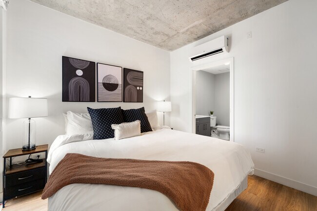 Building Photo - Central 4BR Apartment – Modern Living in Chicago