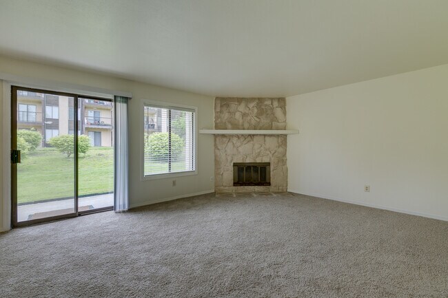 Building Photo - Roomy Remodeled  Kirkland Condo