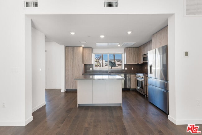 Building Photo - 849 N Alta Vista Blvd