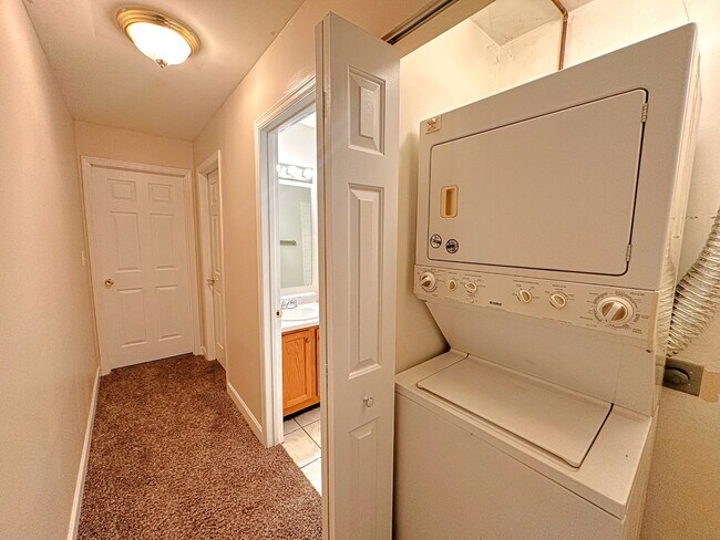Building Photo - 8 Gant Cir