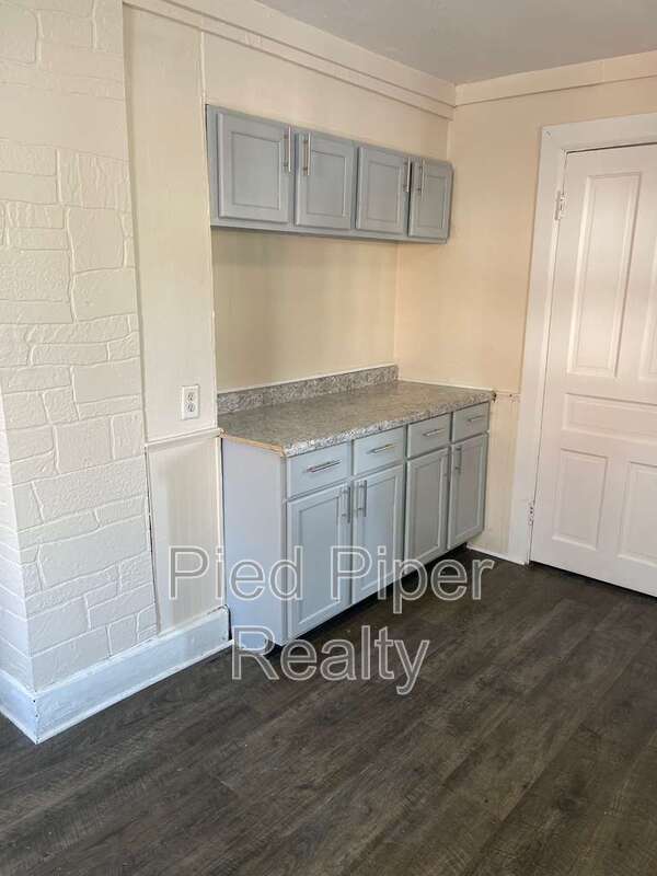 Building Photo - 320 W Clark St