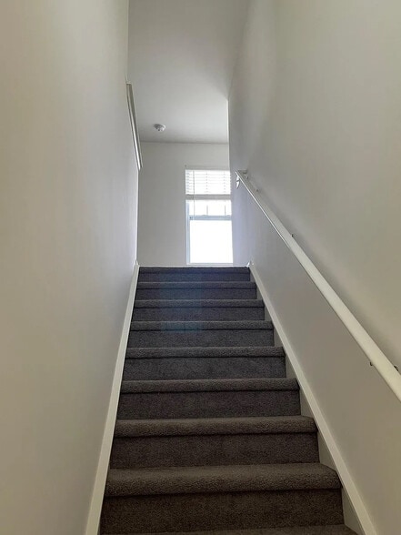 Building Photo - Room in House on Mariners Ct