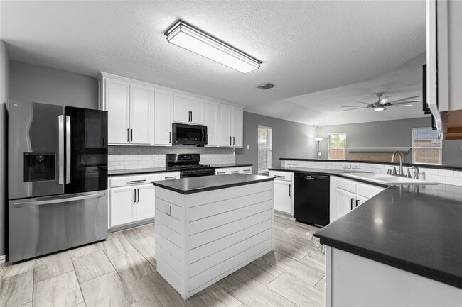 Building Photo - 10819 Redwood Dr