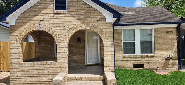 Building Photo - 5733 Dorbrandt St