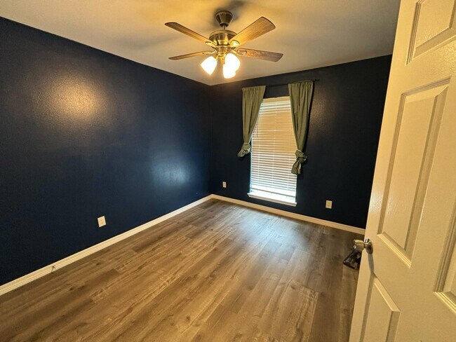 Building Photo - 1229 Northview Dr