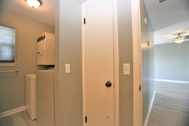 Building Photo - Beautifully updated 1 bedroom apartment within walking distance to the beach!