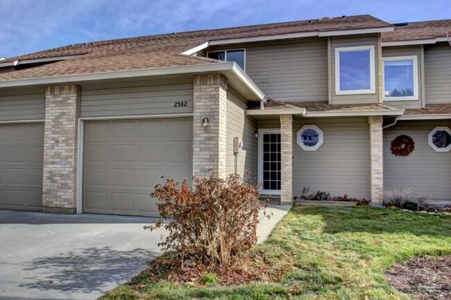 Primary Photo - Spacious 3 bed Townhome with Fenced Yard, ...