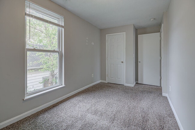 Building Photo - 1915 Woodlawn Ave