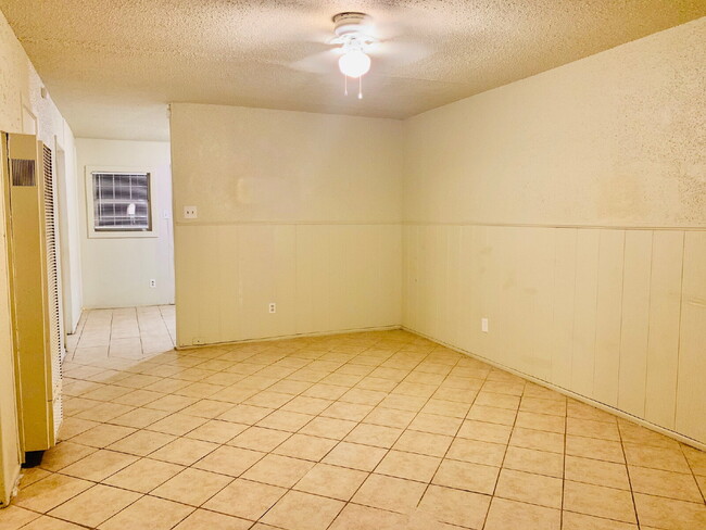 Building Photo - 3 bedroom 1 Bathroom.